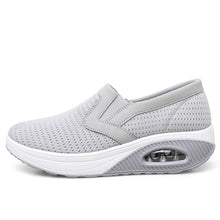 Cargar imagen en el visor de la galería, Flyweave Soft Sole Breathable Casual Sneakers
