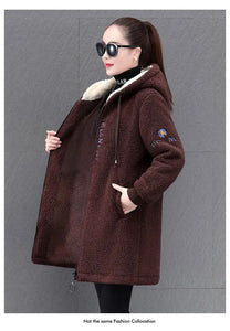 Casualmente largo, acolchoado e com casaco espesso de comprimento médio